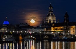 Superlua, conhecida como 'Lua de Morango' vista da cidade velha de Dresden, Alemanha