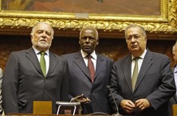 José Eduardo dos Santos ladeado por Manuel Alegre e Jaime Gama
