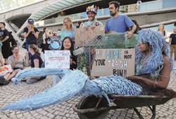 Manifestantes defendem que os oceanos não podem ser o caixote do lixo 