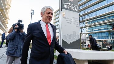 Santos Silva pagou férias de luxo a José Sócrates