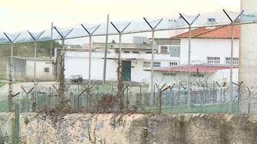 Recluso ataca guarda prisional no hospital de Santa Maria