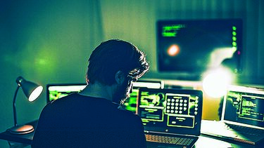 Perde 18 mil euros em burla com nome de António Lobo Antunes