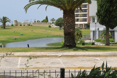 Jovem atira arma para lago após disparar à porta de discoteca em Vilamoura