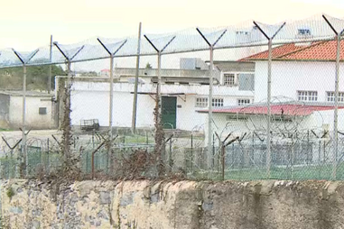 Recluso ataca guarda prisional no hospital de Santa Maria