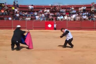 Anões toureiros animam Benedita