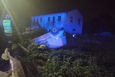 Condutor foge após despiste seguido de capotamento em Oliveira de Azeméis