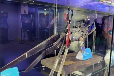 Mão de tesoura leiloada