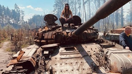 Jovem Mulher Que Levanta No Tanque De Exército Foto de Stock