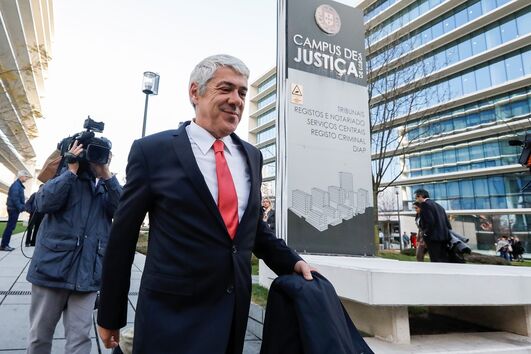 Santos Silva pagou férias de luxo a José Sócrates