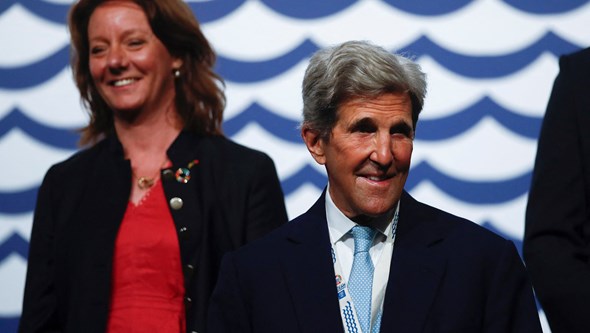 Invasão da Ucrânia é condenável, mas "não é desculpa" para descuidar clima, diz John Kerry