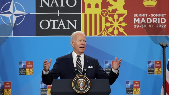 “Guerra não vai acabar na derrota da Ucrânia”: Biden promete ajuda da NATO “o tempo que for necessário”