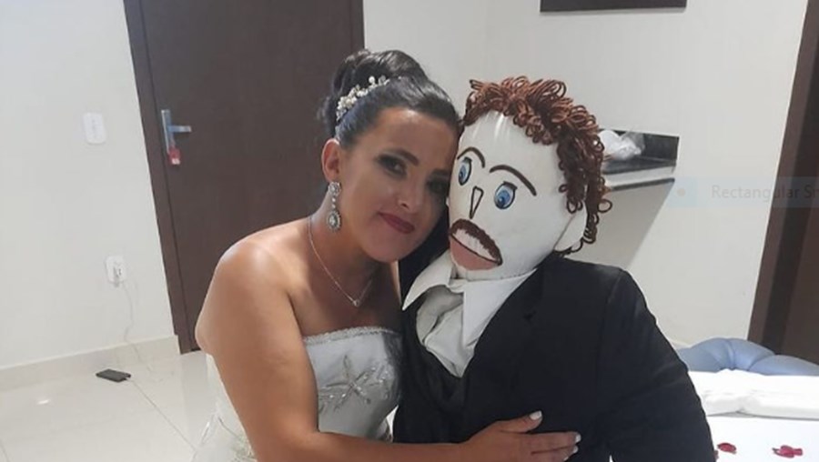 Mulher casa-se com "Marcelo", um boneco de pano