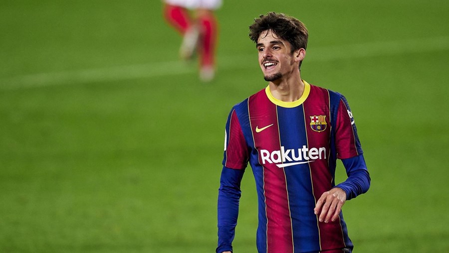 Francisco Trincão tem 22 anos e é jogador do Barcelona, onde chegou em 2020/21
