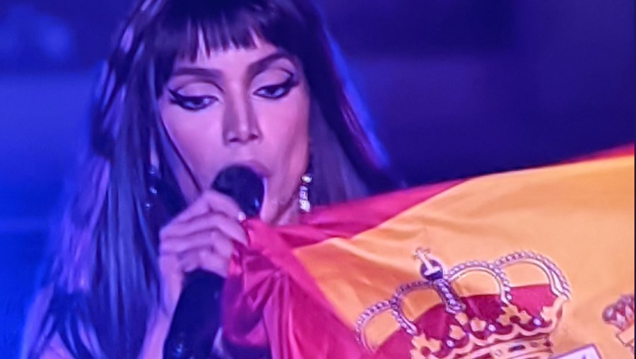 Anitta sobe ao palco do Rock in Rio com bandeira de Espanha e é alvo de críticas