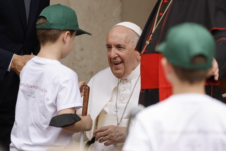 Papa Francisco respondeu às perguntas de vários meninos refugiados ucranianos durante um encontro de jovens que decorreu no pátio de San Damaso, no Vaticano, este sábado. Uma delas foi do pequeno Sachar