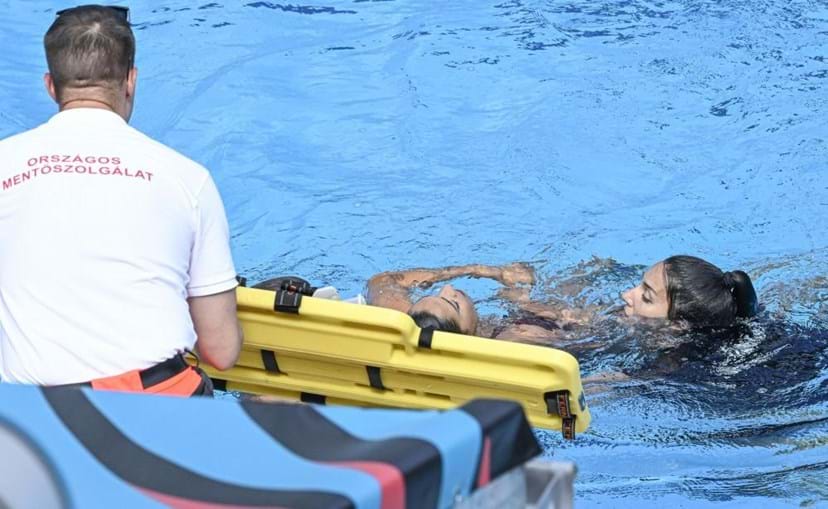 Nadadora resgatada por treinadora após desmaiar durante final do Campeonato Mundial