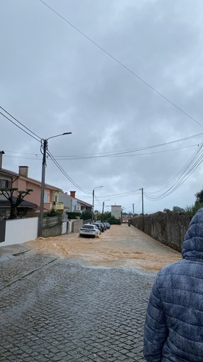 Rebentamento de conduta provoca inundação de garagem em Vila Nova de Gaia