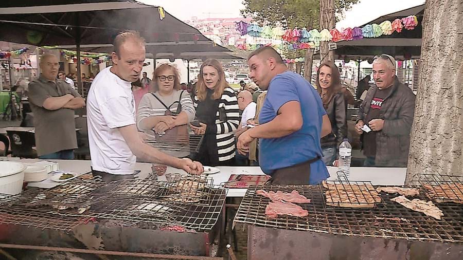 Foliões fizeram filas para comer sardinha a 22 euros a dose