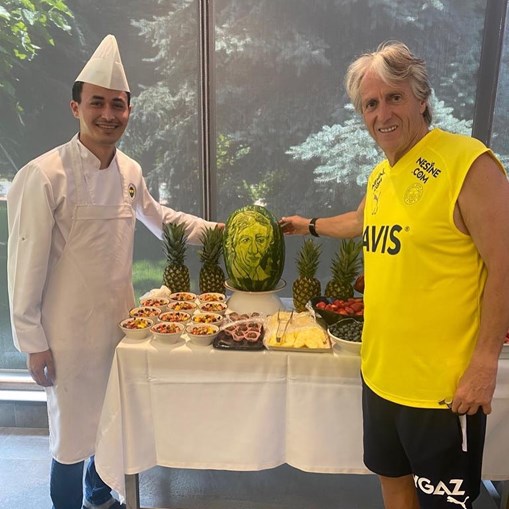 O chef de cozinha do Fenerbahçe esculpiu a cara de Jesus numa melancia