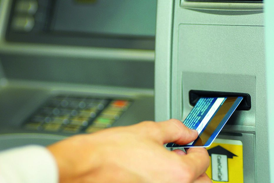 Dupla usava os cartões de débito dos idosos. As vítimas têm entre 80 e 95 anos 