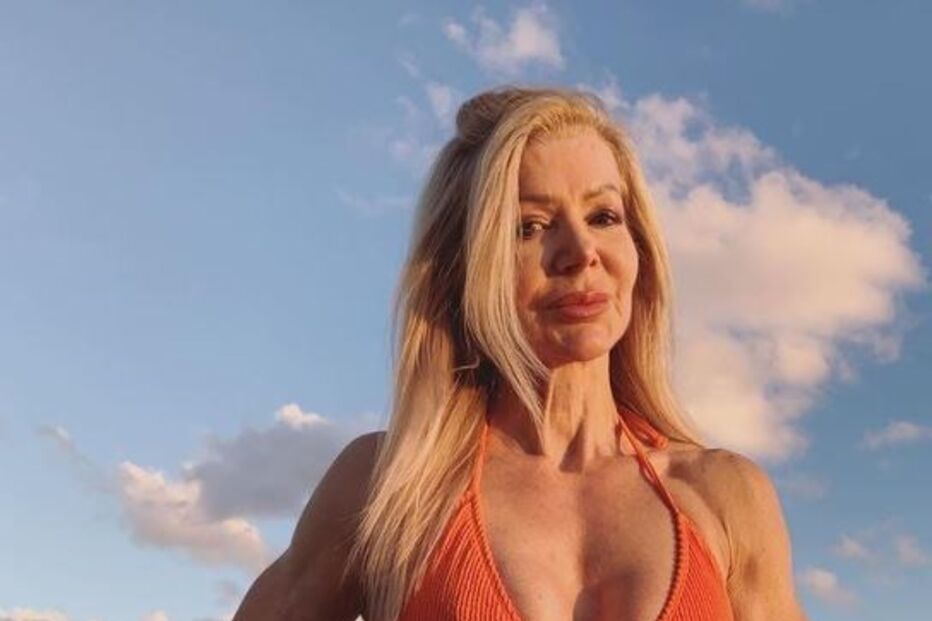 Lesley, de 64 anos, exibe a forma física nas redes sociais