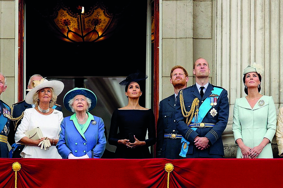 Rainha Isabel II, Palácio de Buckingham, família real