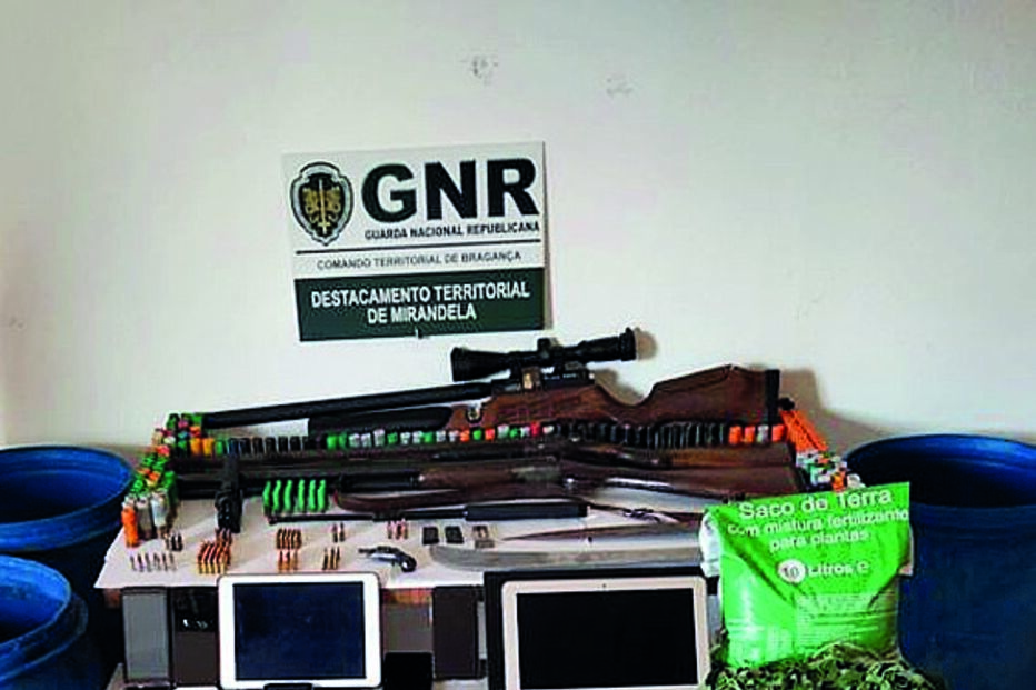 GNR apreendeu droga, armas, munições e milhares de euros