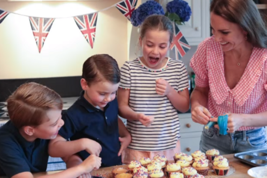 George, Louis e Charlotte com Kate Middleton