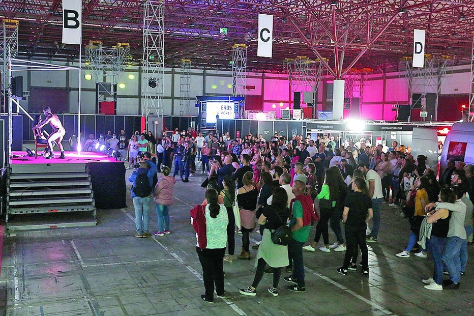 Salão Erótico, porto