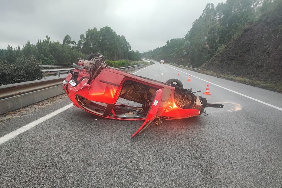 Carro capotado em Paredes