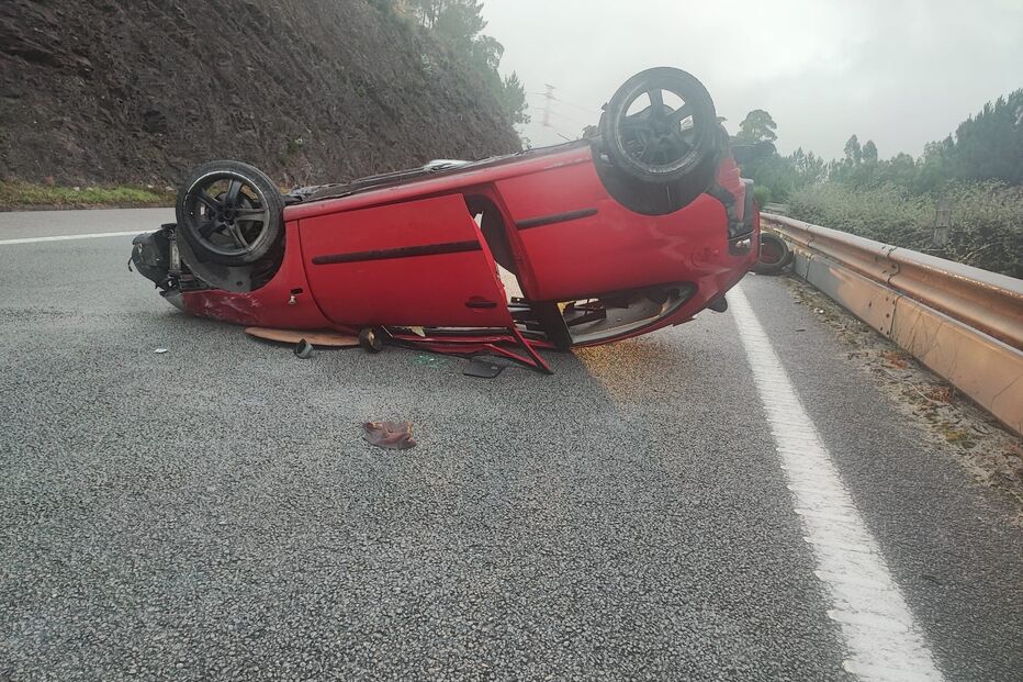 Carro capotado em Paredes