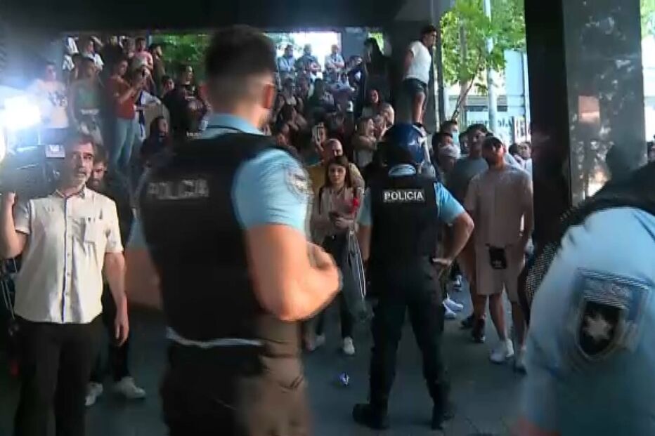 Dezenas de familiares e amigos à porta do tribunal no Porto festejam saída de arguidos em liberdade