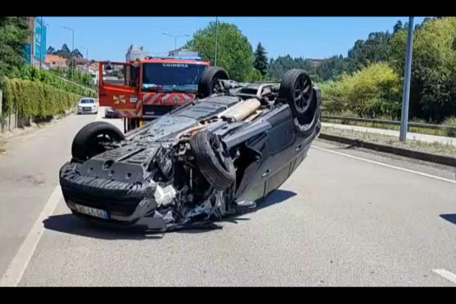 Mulher ferida em despiste seguido de capotamento em Coimbra 