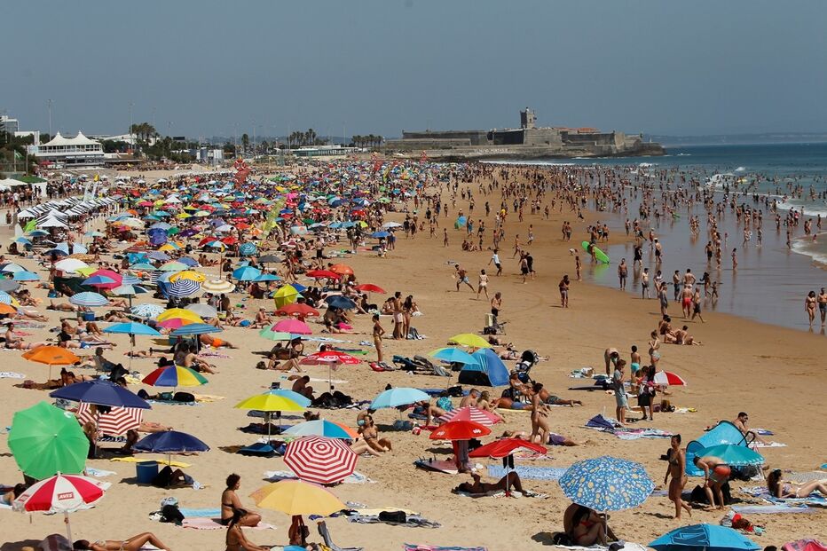 Calor tórrido levou milhares de pessoas à praia de Carcavelos para se refrescarem com mergulhos no mar