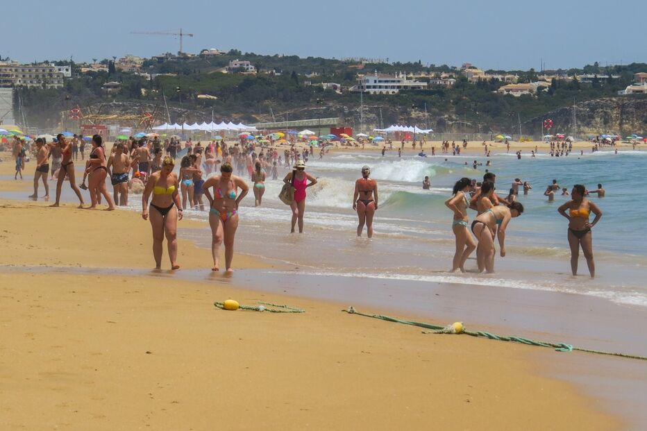 Areal da praia da Rocha, em Portimão, esteve ontem cheio de banhistas