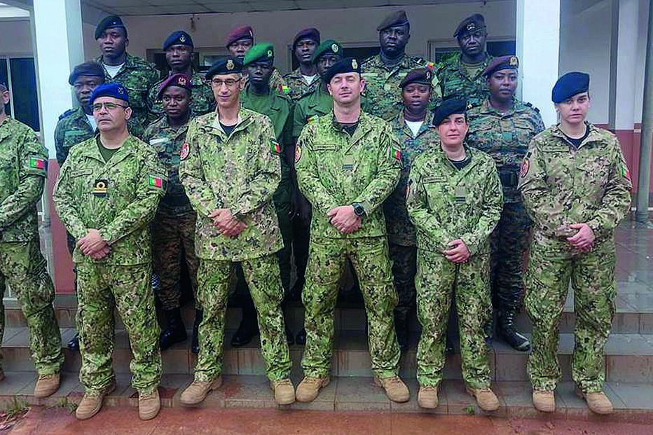 Militares portugueses junto de uma das equipas de enfermeiros guineenses já formados