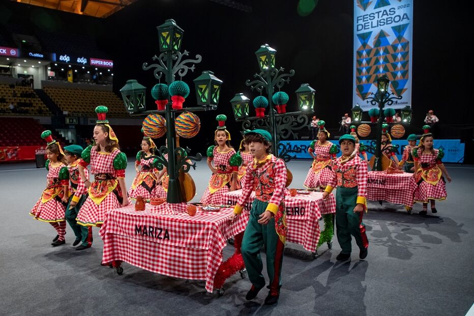 Crianças da Voz do Operário abrem o desfile das marchas populares  na avenida