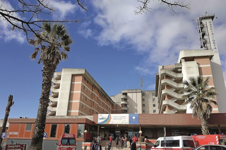 Vítima foi deixada por um carro que parou junto ao Hospital Garcia de Orta