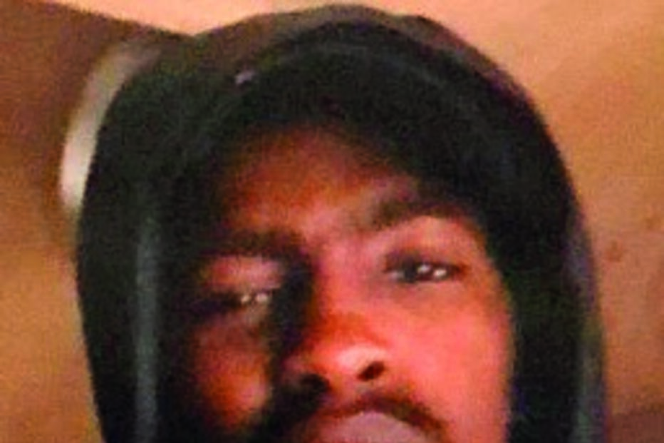 Homem baleado quatro vezes é deixado à porta de hospital