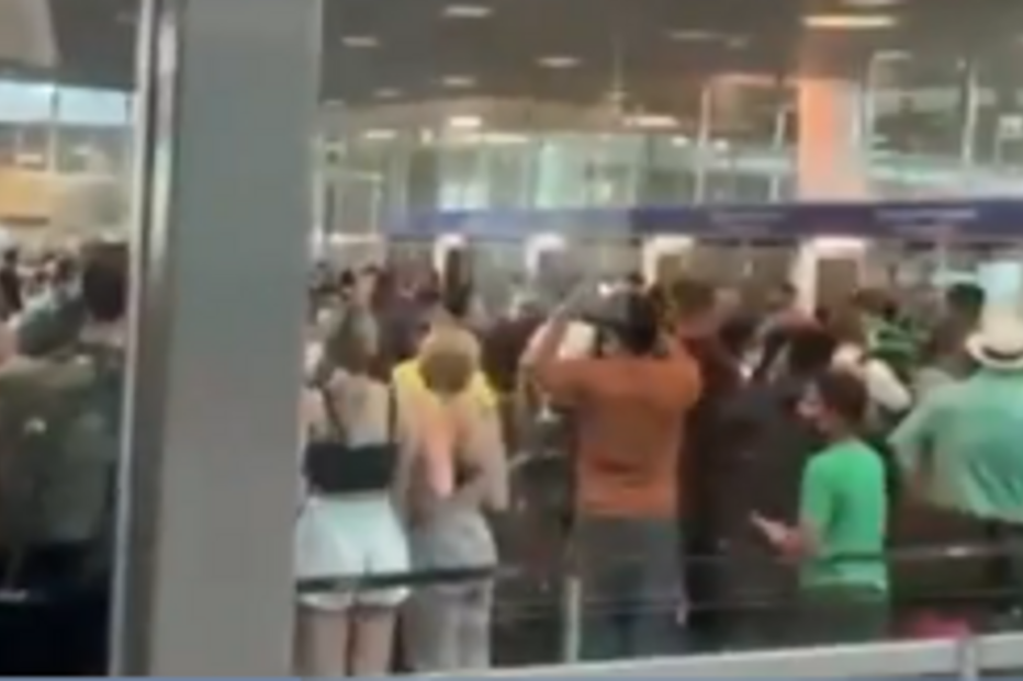 Longas filas no aeroporto de lisboa		