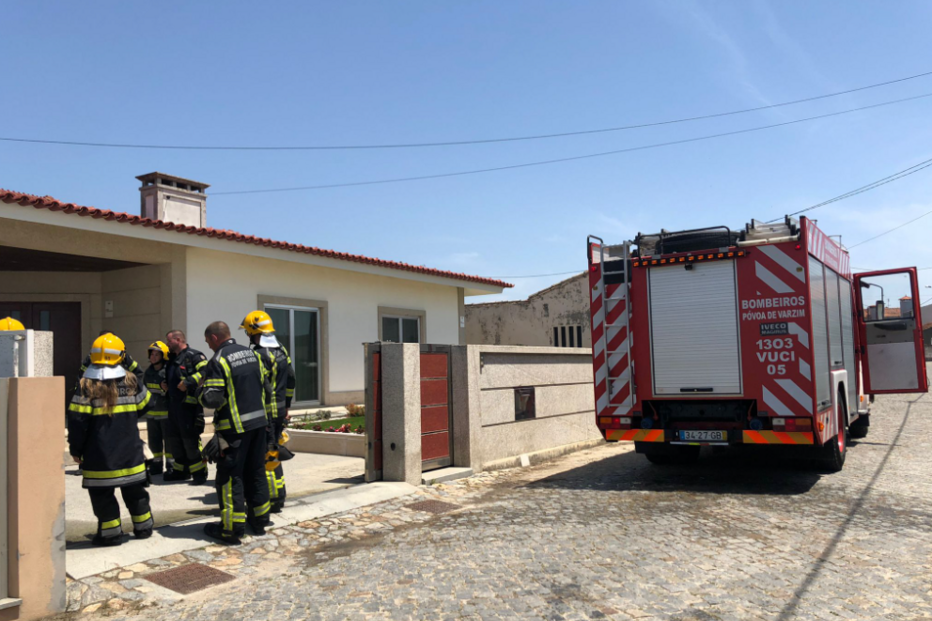 Incêndio destrói garagem de moradia na Póvoa de Varzim