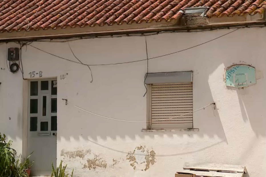 Polícia trava a tiro homem que ameaçou os pais com duas facas de cozinha