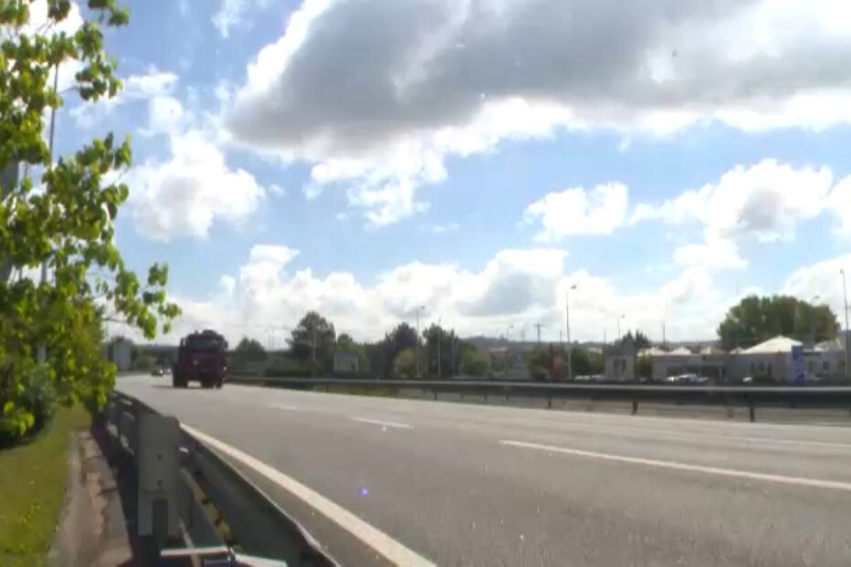 Funcionários de panificadora perseguem homem após furto de carrinha