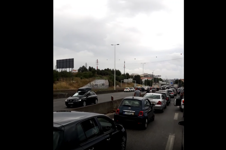 Colisão entre dois carros na A1