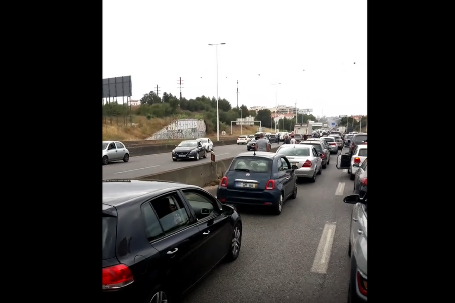 Colisão entre dois carros na A1