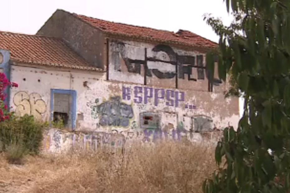 Homem encontrado degolado dentro de casa devoluta em Lagos