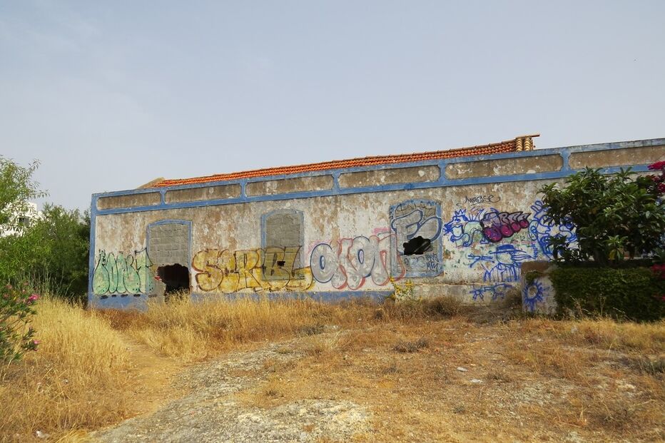 Suspeito usa pau e vidros para atacar homem em casa devoluta em Lagos