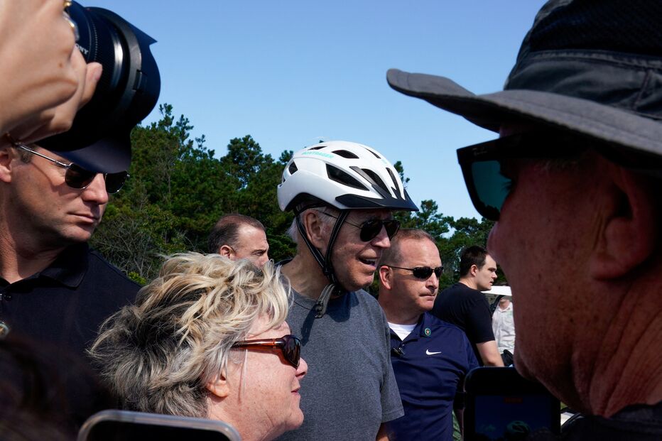 Joe Biden cai durante passeio de bicicleta em Delaware, EUA