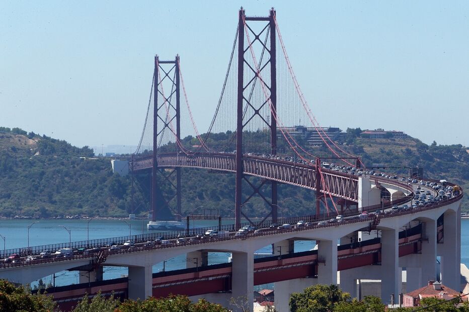 Obras de repavimentação na Ponte 25 de Abril