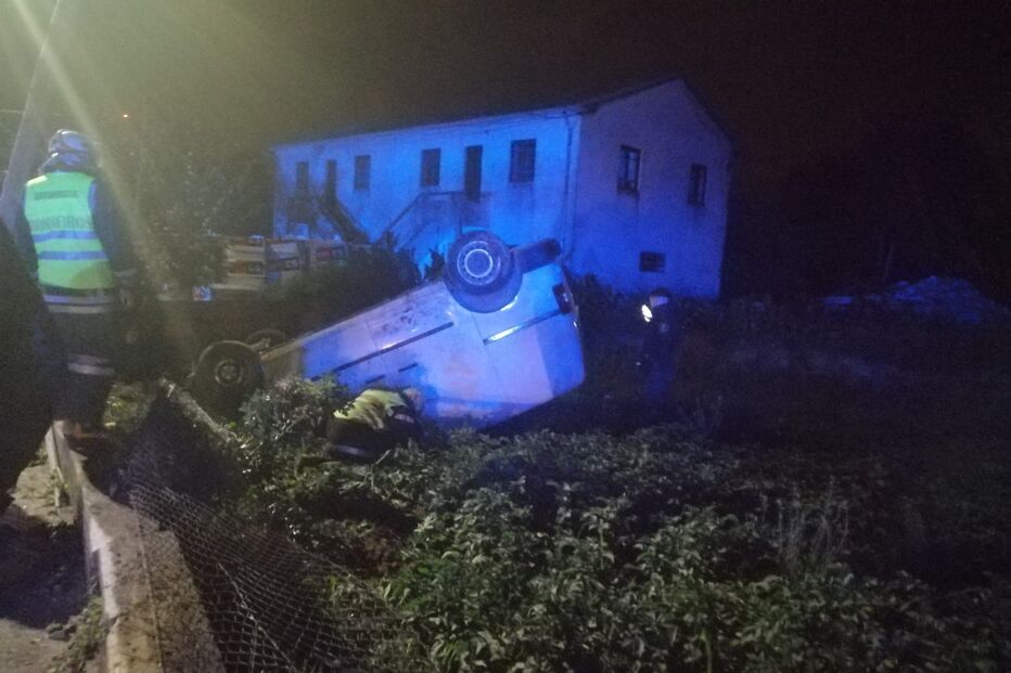 Condutor foge após despiste seguido de capotamento em Oliveira de Azeméis
